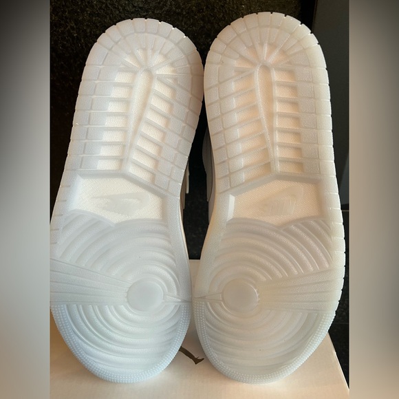 NIB Women’s Air Jordan 1 Low White/Wolf Grey-Aluminum DC0774-105 - Picture 7 of 10